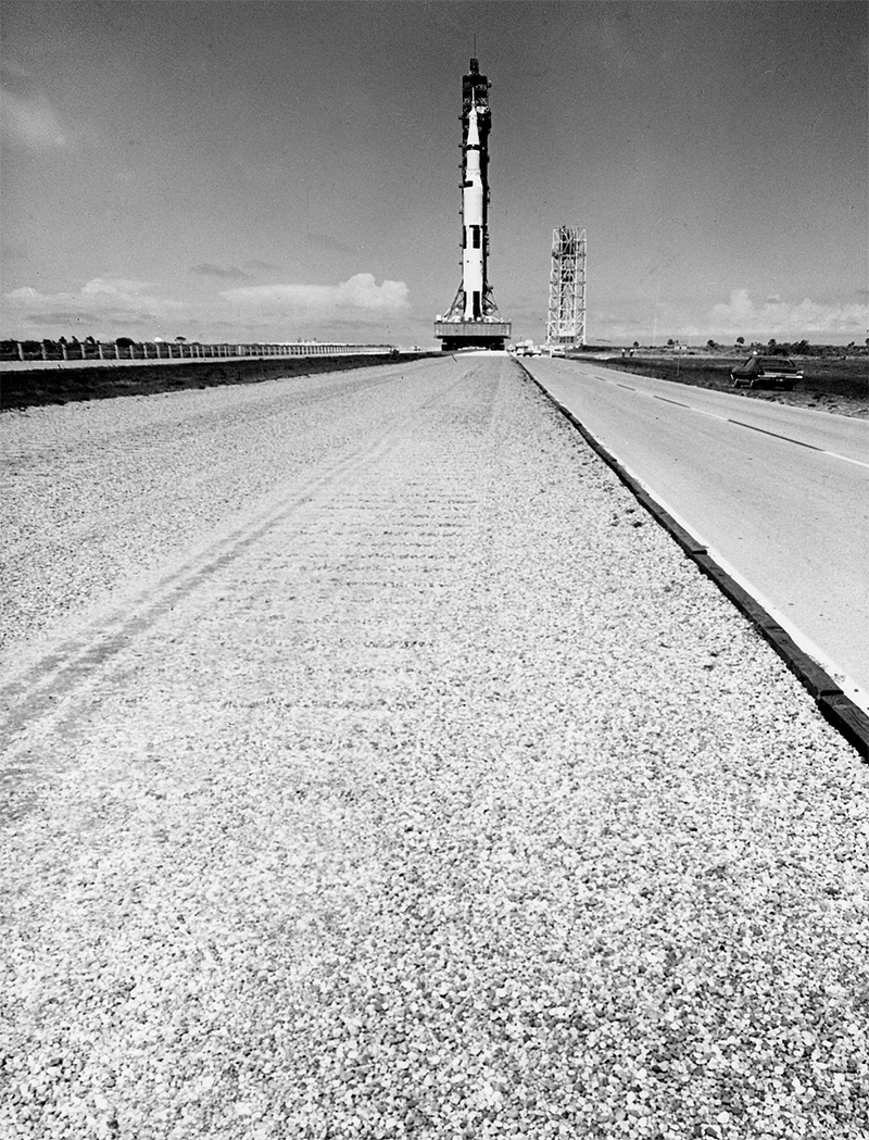 Illustration for article titled Amazing photos from NASA's vaults show how they assembled Apollo 11